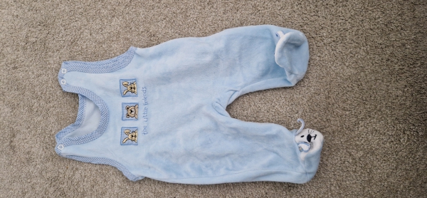 Süßer Baby-Strampler in Hellblau mit Tiermotiven